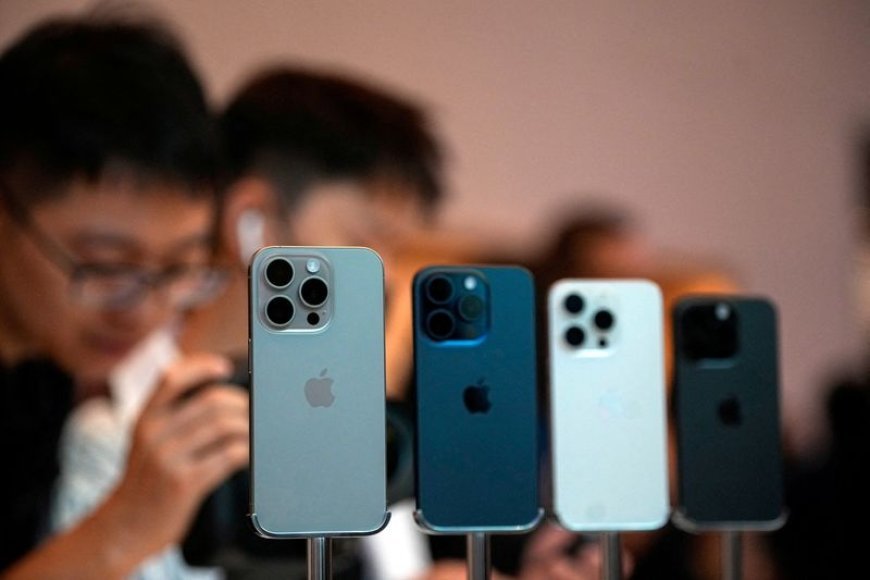 Apple UBS Warns of Sluggish December iPhone Sales Amid Weakening China Demand